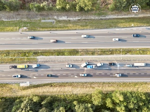 zdjęcie przedstawia miejsce kolizji 6 samochodów na autostradzie a4