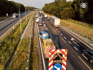 zdjęcie przedstawia miejsce kolizji 6 samochodów na autostradzie a4