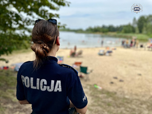 zdjęcie przedstawia policjantów w trakcie rozmowy z plażowiczami