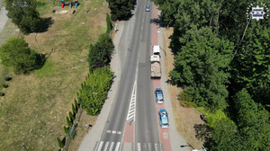 zdjęcie przedstawia policjantów w trakcie kontroli samochodu ciężarowego