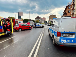 zdjęcie przedstawia pojazdy biorące udział w wypadku