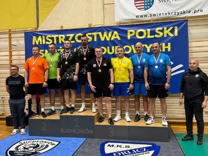 zdjęcie przedstawia osoby stojące na podium