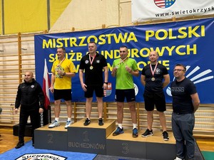 zdjęcie przedstawia osoby stojące na podium