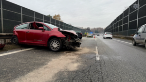 zdjęcie przedstawia miejsce kolizji drogowej na drodze ekspresowej.