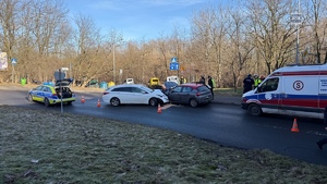 zdjęcie przedstawia miejsce kolizji samochodów osobowych