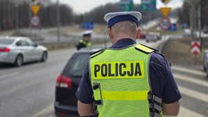 zdjęcie przedstawia policjantów w trakcie działań z wykorzystaniem drona