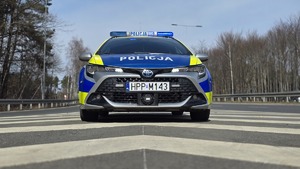 zdjęcie przedstawia policjantów w trakcie działań z wykorzystaniem drona