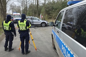 zdjęcie przedstawia policjantów na miejscu wypadku drogowego