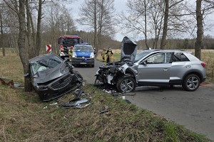 zdjęcie przedstawia policjantów na miejscu wypadku drogowego