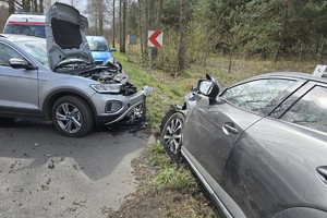 zdjęcie przedstawia policjantów na miejscu wypadku drogowego