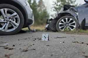 zdjęcie przedstawia policjantów na miejscu wypadku drogowego