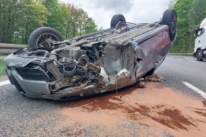 zdjęcie przedstawia miejsce kolizji na drodze s1