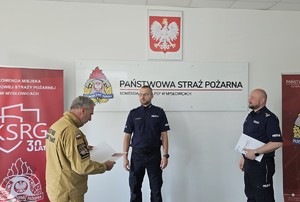 zdjęcie przedstawia komendantów składających podziękowania policjantowi