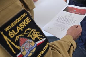 zdjęcie przedstawia komendantów składających podziękowania policjantowi