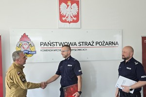zdjęcie przedstawia komendantów składających podziękowania policjantowi