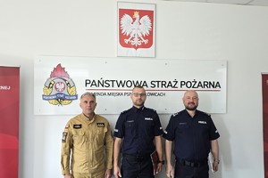 zdjęcie przedstawia komendantów składających podziękowania policjantowi