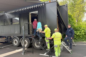 zdjęcie przedstawia uczestników wchodzących do escapetrucka