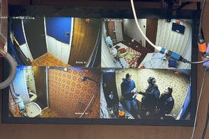 zdjęcie przedstawia uczestników wewnątrz escapetrucka widocznych na monitoringu