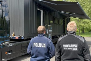 zdjęcie przedstawia policjanta i przedstawiciela straży granicznej