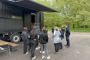zdjęcie przedstawia uczestników przed wejściem do escapetrucka