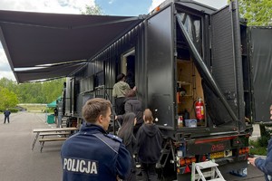 zdjęcie przedstawia uczestników wchodzących do escapetrucka