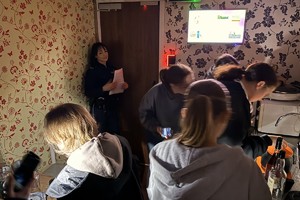 zdjęcie przedstawia uczestników wewnątrz escapetrucka