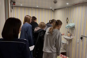 zdjęcie przedstawia uczestników wewnątrz escapetrucka