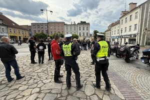 zdjęcie przedstawia policjantów rozmawiających z motocyklistami