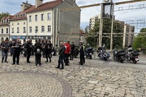 zdjęcie przedstawia policjantów rozmawiających z motocyklistami