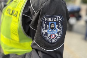 zdjęcie przedstawia policjantów rozmawiających z motocyklistami