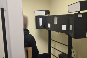 zdjęcie przedstawia zatrzymanego w trakcie robienia zdjęcia przez technika