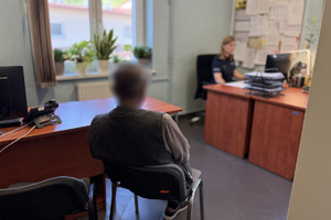 zdjęcie przedstawia zatrzymanego w trakcie przesłuchania