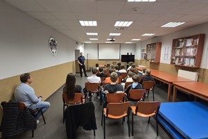 zdjęcie przedstawia dzieci w trakcie wizyty w komendzie