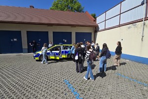zdjęcie przedstawia dzieci w trakcie wizyty w komendzie