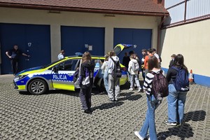 zdjęcie przedstawia dzieci w trakcie wizyty w komendzie