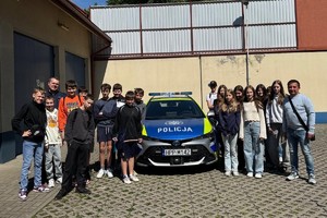 zdjęcie przedstawia dzieci w trakcie wizyty w komendzie
