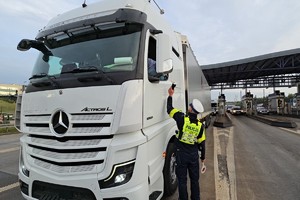zdjęcie przedstawia policjantów w trakcie kontroli trzeźwości na autostradzie