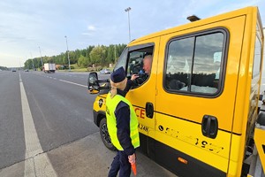 zdjęcie przedstawia policjantów w trakcie kontroli trzeźwości na autostradzie