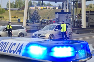 zdjęcie przedstawia policjantów w trakcie kontroli trzeźwości na autostradzie