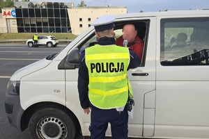zdjęcie przedstawia policjantów w trakcie kontroli trzeźwości na autostradzie