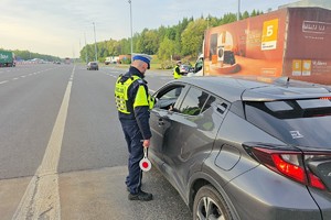 zdjęcie przedstawia policjantów w trakcie kontroli trzeźwości na autostradzie
