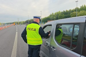 zdjęcie przedstawia policjantów w trakcie kontroli trzeźwości na autostradzie