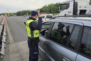 zdjęcie przedstawia policjantów w trakcie kontroli trzeźwości na autostradzie