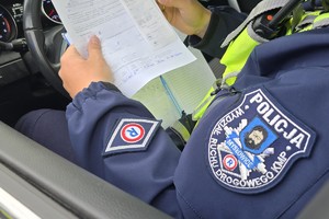 zdjęcie przedstawia policjantów w trakcie kontroli trzeźwości na autostradzie