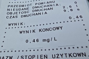 zdjęcie przedstawia policjantów w trakcie kontroli trzeźwości na autostradzie