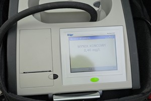 zdjęcie przedstawia policjantów w trakcie kontroli trzeźwości na autostradzie