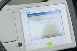 zdjęcie przedstawia policjantów w trakcie kontroli trzeźwości na autostradzie