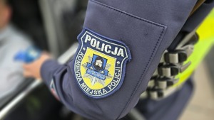 zdjęcie przedstawia policjantów w trakcie kontroli trzeźwości na autostradzie