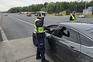 zdjęcie przedstawia policjantów w trakcie kontroli trzeźwości na autostradzie