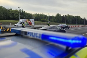 zdjęcie przedstawia policjantów w trakcie kontroli trzeźwości na autostradzie